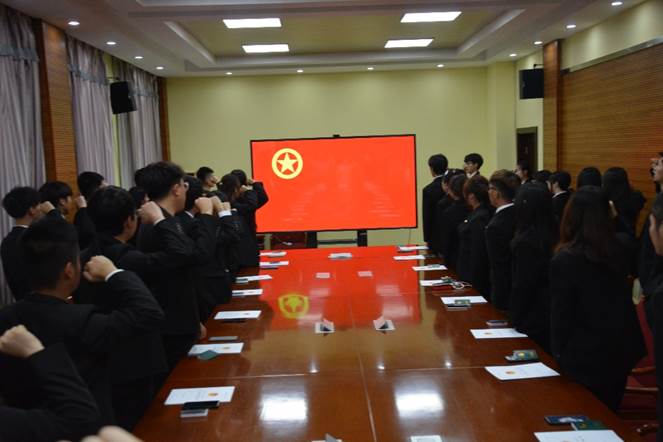 会议室里的人们描述已自动生成