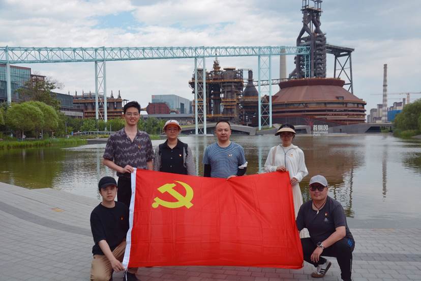 男人和女人站在船上描述已自动生成