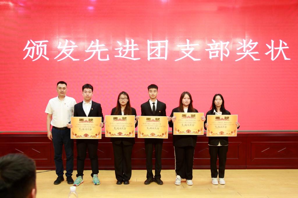 一群人站在台上描述已自动生成