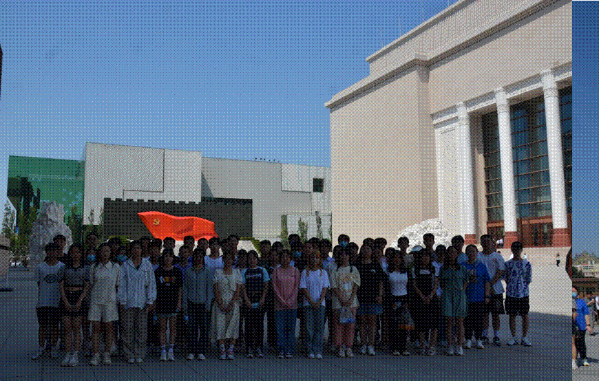 15,广场上的人群描述已自动生成