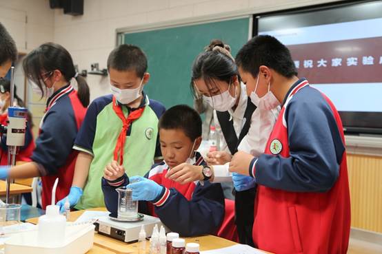 生日蛋糕旁的小孩们低可信度描述已自动生成