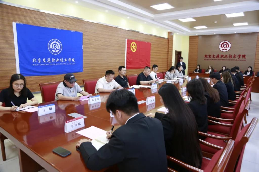 会议室里的人们描述已自动生成