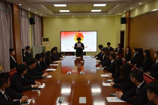 会议室里的人们描述已自动生成