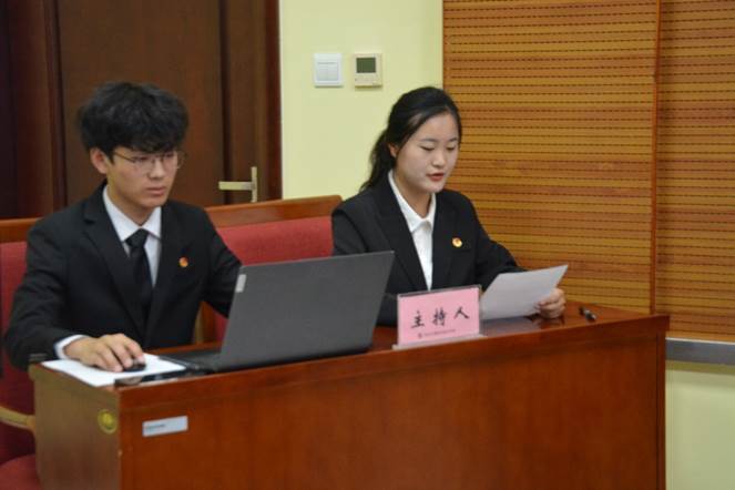 桌子上放着笔记本电脑前的人中度可信度描述已自动生成